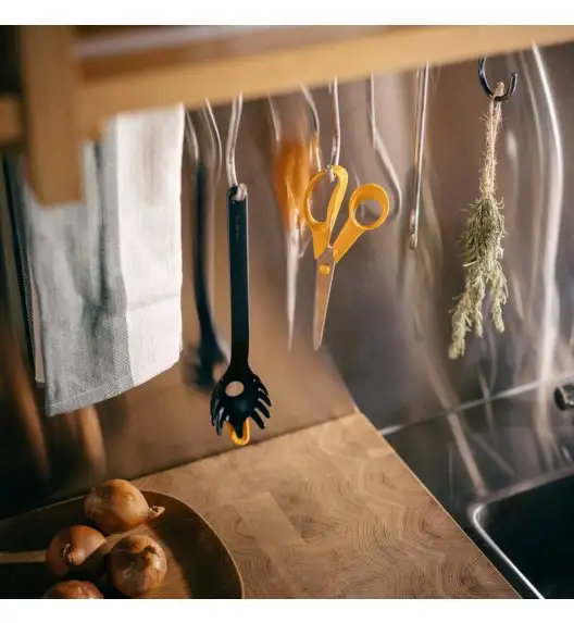 FISKARS FUNCTIONAL FORM 1027301 Łyżka do makaronu 30 cm / tworzywo sztuczne