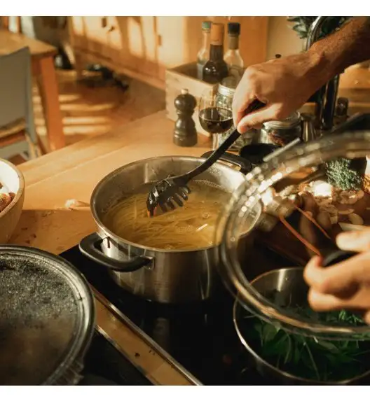 FISKARS FUNCTIONAL FORM 1027301 Łyżka do makaronu 30 cm / tworzywo sztuczne