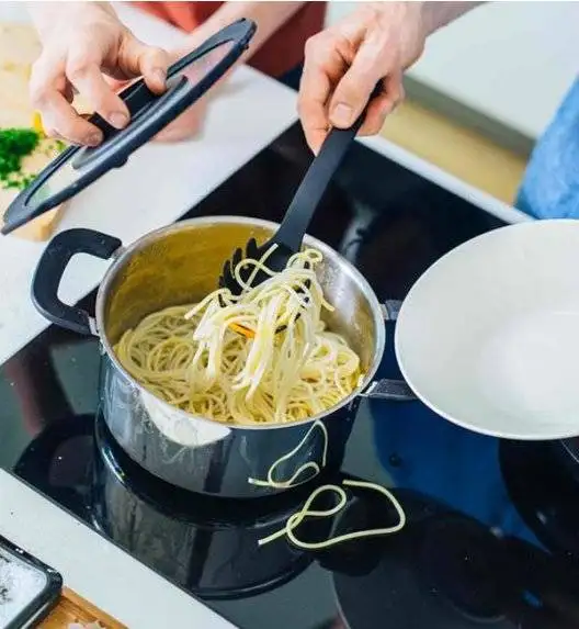 FISKARS FUNCTIONAL FORM 1027301 Łyżka do makaronu 30 cm / tworzywo sztuczne