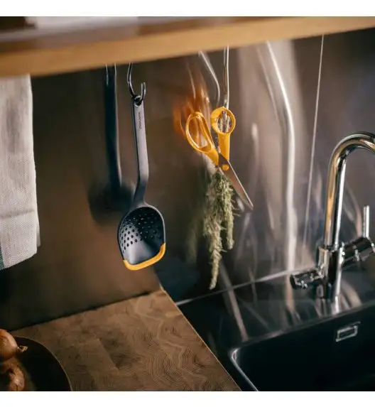 FISKARS FUNCTIONAL FORM 1027302 Łyżka cedzakowa 30 cm / tworzywo sztuczne