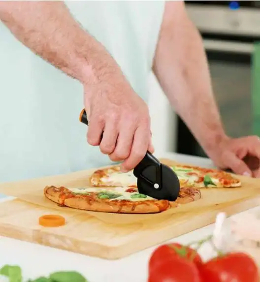 FISKARS FUNCTIONAL FORM 1019533 Nóż do pizzy / stal nierdzewna