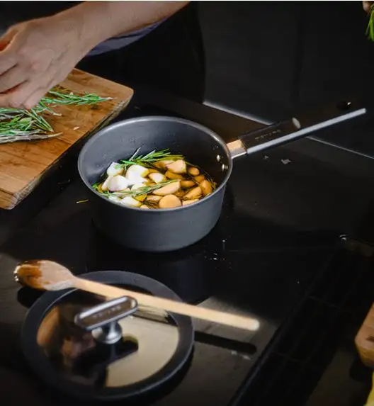 FISKARS HARD FACE Komplet garnki z pokrywkami 8 el + Patelnie 20, 24, 28 cm + pokrywki silikonoweTADAR / powłoka Ceratec™ Superior