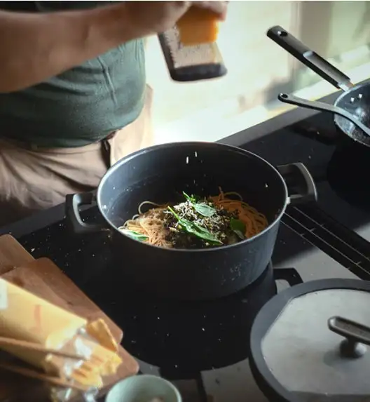 FISKARS HARD FACE Komplet garnki z pokrywkami 8 el + Patelnie 20, 24, 28 cm + pokrywki TADAR + naleśnikowa / powłoka Ceratec™ Superior