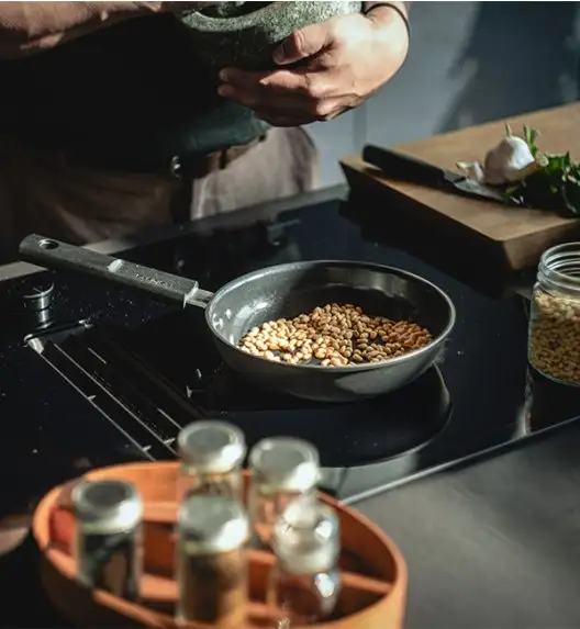 FISKARS HARD FACE Komplet garnki z pokrywkami 8 el + Patelnie 20, 24, 28 cm + pokrywki silikonoweTADAR + naleśnikowa / powłoka Ceratec™ Superior