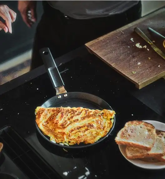 FISKARS HARD FACE Komplet patelnie 20, 24, 28 cm + pokrywki TADAR + naleśnikowa / powłoka Ceratec™ Superior