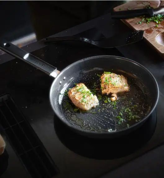 FISKARS HARD FACE Komplet patelnie 20, 24, 28 cm + pokrywki silikonowe TADAR + naleśnikowa / powłoka Ceratec™ Superior