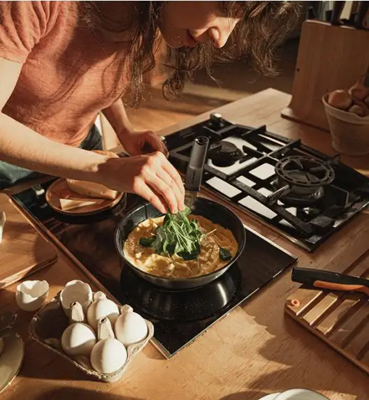 FISKARS FUNCTIONAL FORM Komplet garnki z pokrywkami 8 el + Patelnie 20, 24, 28 cm + Wok / powłoka Ceratec™