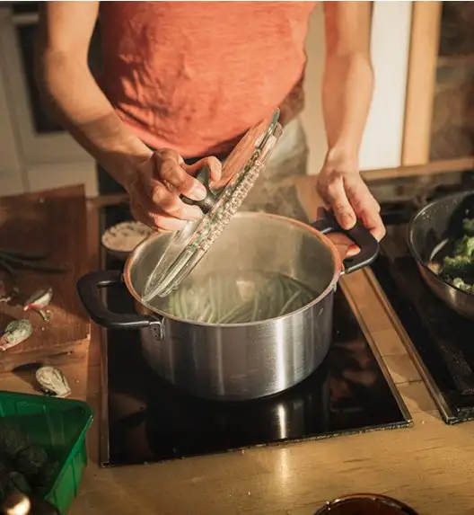 FISKARS FUNCTIONAL FORM Komplet garnki z pokrywkami 8 el + Patelnie 20, 24, 28 cm + Patelnia szefa / powłoka Ceratec™