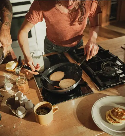 FISKARS FUNCTIONAL FORM Komplet garnki z pokrywkami 8 el + Patelnie 20, 24, 28 cm + pokrywki TADAR + Patelnia szefa / powłoka Ceratec™