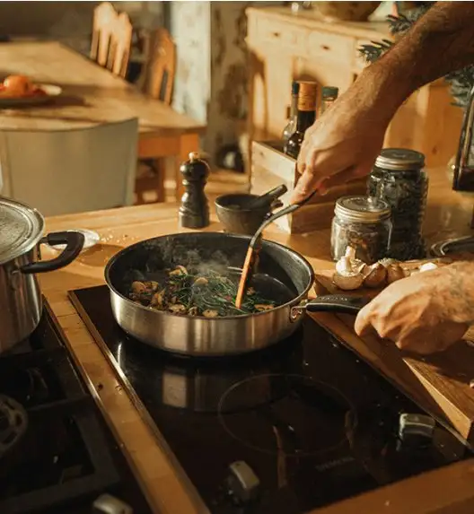 FISKARS FUNCTIONAL FORM Komplet garnki z pokrywkami 8 el + Patelnie 20, 24, 28 cm + pokrywki TADAR + Patelnia szefa / powłoka Ceratec™