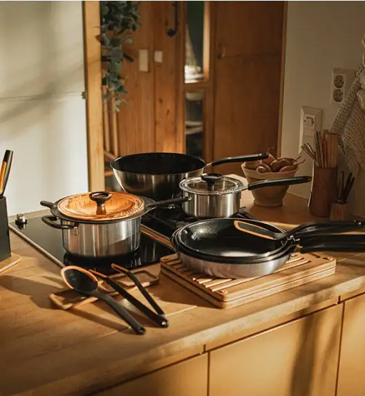 FISKARS FUNCTIONAL FORM Komplet garnki z pokrywkami 8 el + Patelnie 20, 24, 28 cm + pokrywki TADAR + Patelnia szefa + Wok / powłoka Ceratec™