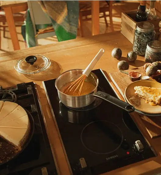 FISKARS FUNCTIONAL FORM Komplet garnki z pokrywkami 8 el + Patelnie 20, 24, 28 cm + pokrywki TADAR + Patelnia szefa + Wok / powłoka Ceratec™