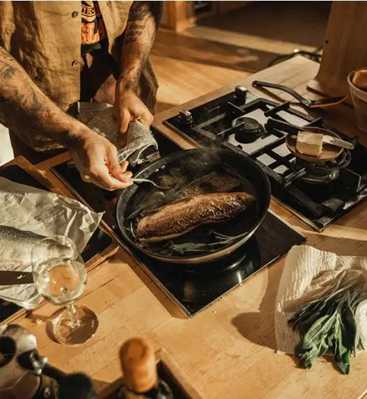 FISKARS FUNCTIONAL FORM Komplet garnki z pokrywkami 8 el + Patelnie 20, 24, 28 cm + pokrywki silikonowe TADAR + Patelnia szefa / powłoka Ceratec™