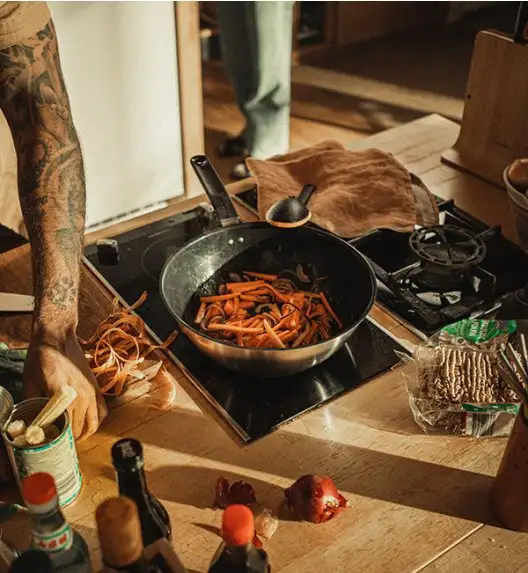 FISKARS FUNCTIONAL FORM Komplet garnki z pokrywkami 8 el + Patelnie 20, 24, 28 cm + pokrywki silikonowe TADAR + Patelnia szefa + Wok / powłoka Ceratec™