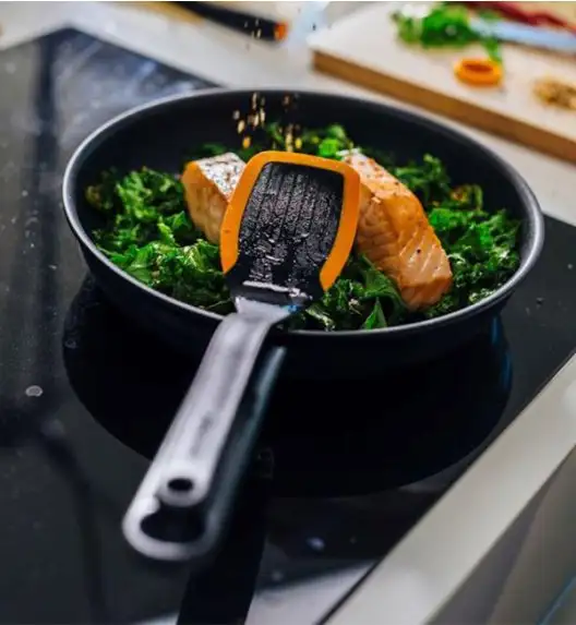 FISKARS KITCH'N 1055650 Patelnia 28 cm + pokrywka silikonowa / powłoka nieprzywierająca