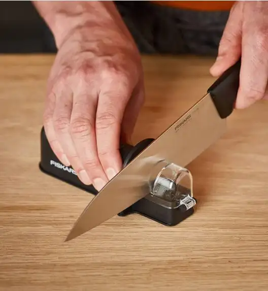 FISKARS CONTROL+ Komplet 2 noży + ostrzałka ceramiczna Roll-Sharp / japońska stal nierdzewna