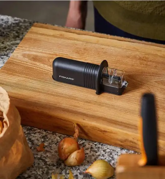 FISKARS CONTROL+ Komplet 2 noży + ostrzałka ceramiczna Roll-Sharp / japońska stal nierdzewna