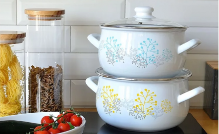 Dlaczego warto mieć w swojej kuchni garnki emaliowane?