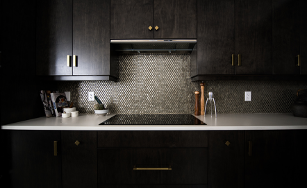 Kuchnia w ciemnych kolorach – dowiedz się, jak ją urządzić