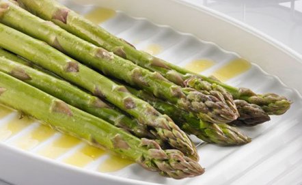 Sezon na szparagi trwa! Jak je gotować i z czym podawać?