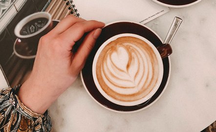 Jak zrobić idealną kawę z pianką bez ekspresu?