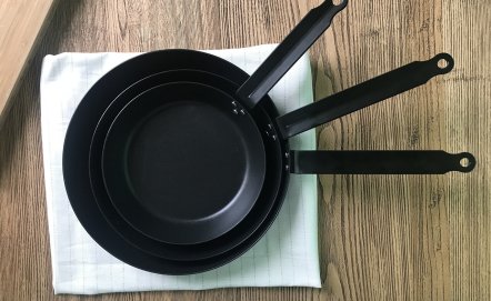 Jak dbać o patelnię żeliwną? Poznaj sprawdzone sposoby!