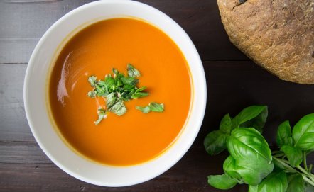 Aromatyczna zupa pomidorowa z bazylią i parmezanem – przepis