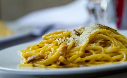 Przepis na carbonara – klasyczny makaron z boczkiem i parmezanem