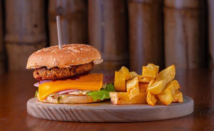 Burgery wołowe z domowymi frytkami – przepis