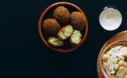Falafel – przepis na chrupiące kotleciki z ciecierzycy