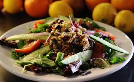 Sałatka z quinoa, awokado i fetą – lekki przepis