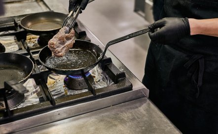 Jaka patelnia jest lepsza ceramiczna czy tytanowa?